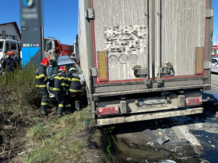Accident între două TIR-uri și două mașini în Turda. ISU Cluj