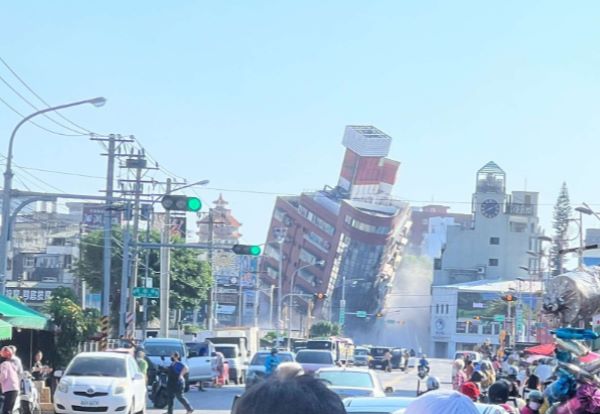 Două clădiri s-au prăbuşit miercuri în Hualien