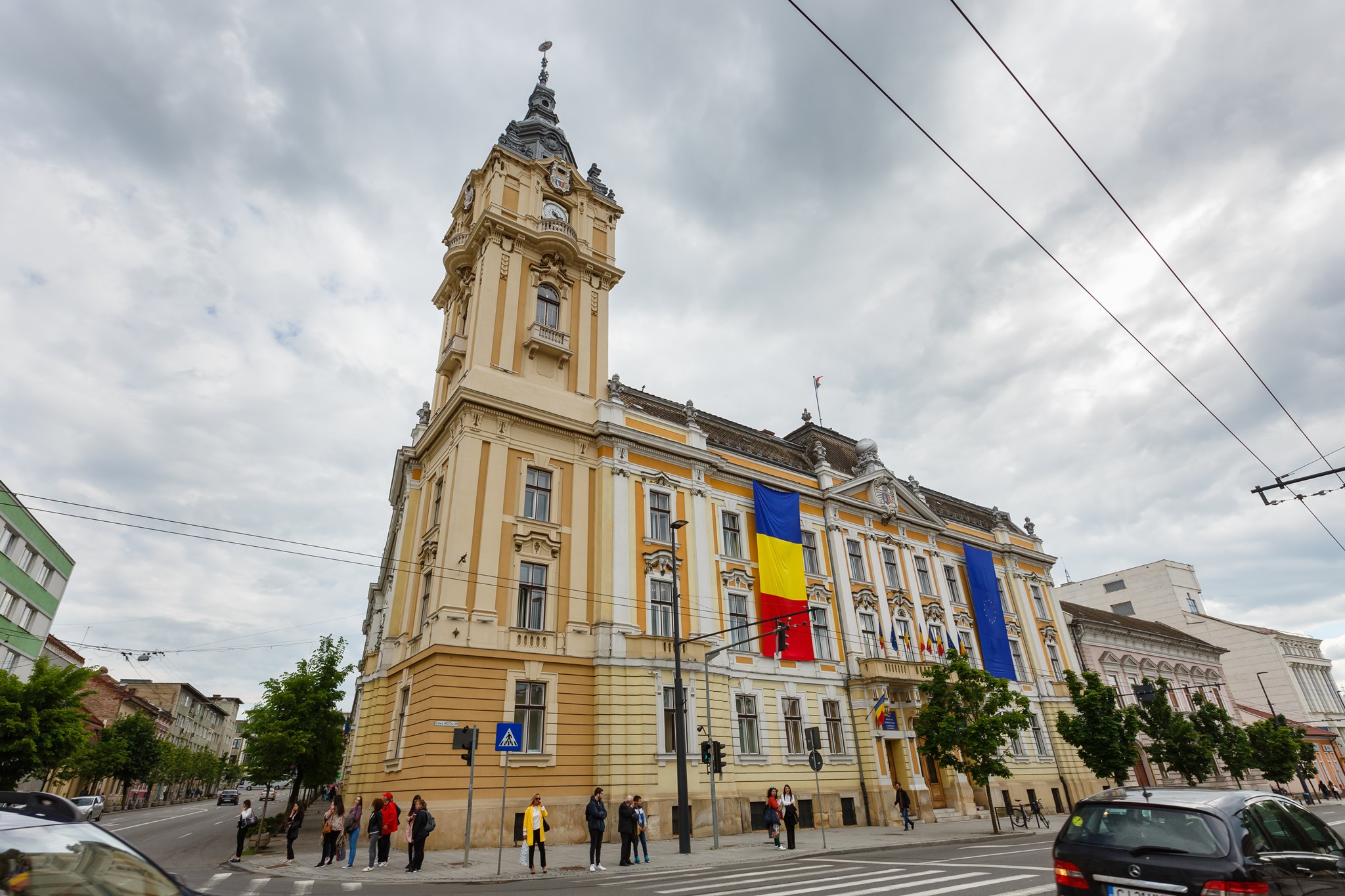 Cât câștigă primarul