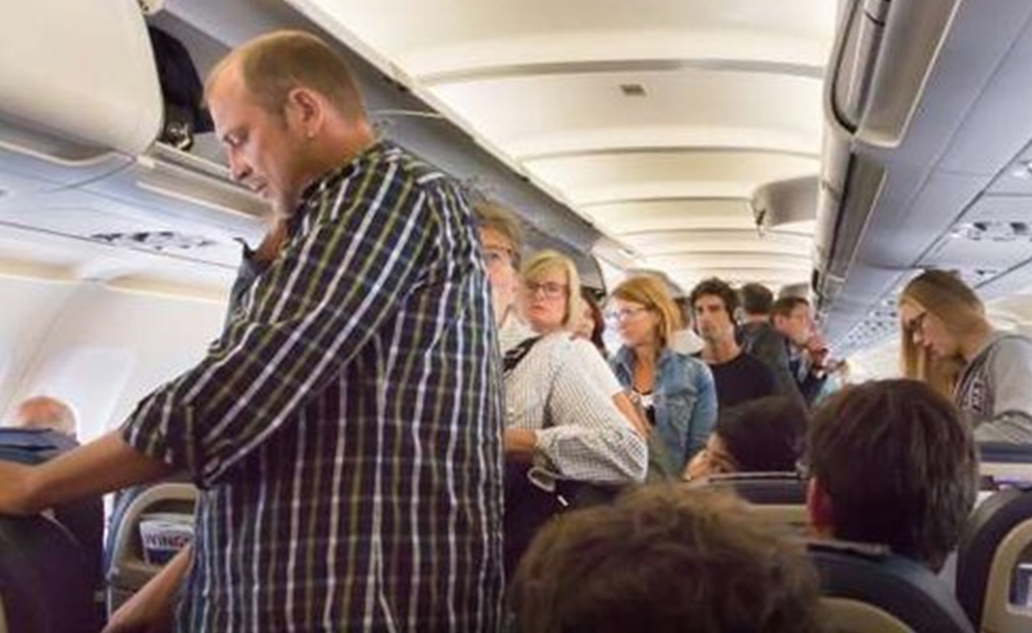 Lista surprinzătoare a celor 6 obiecte pe care să nu le atingeți niciodată atunci când călătoriți cu avionul