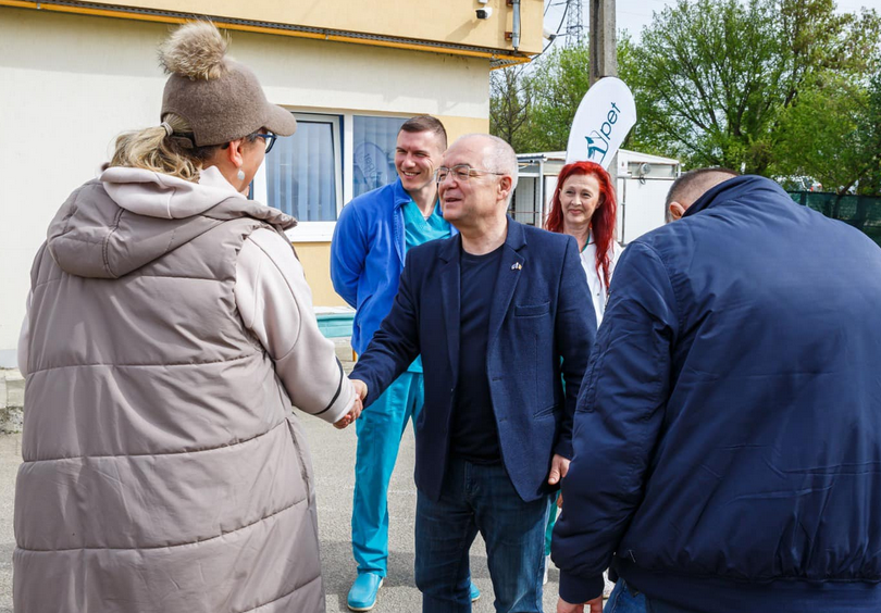 Emil Boc a participat la evenimentul pentru promovarea adopțiilor câinilor fără stăpân. Sursă foto: Facebook/ Emil Boc