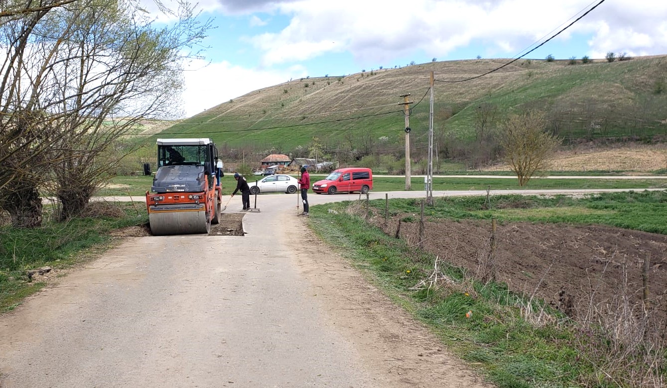 Lucrări de întreținere pe drumul județean DJ 161Z Petea - Legii. FOTO: CJ Cluj