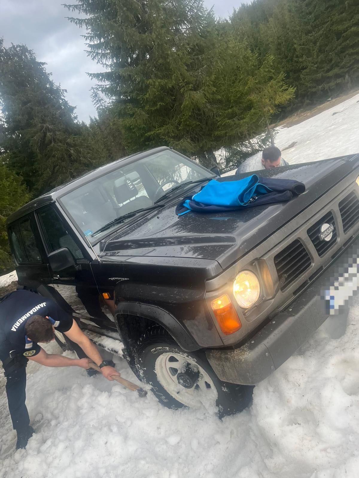 Șapte turiști rămași înzăpeziți pe un drum din Cluj