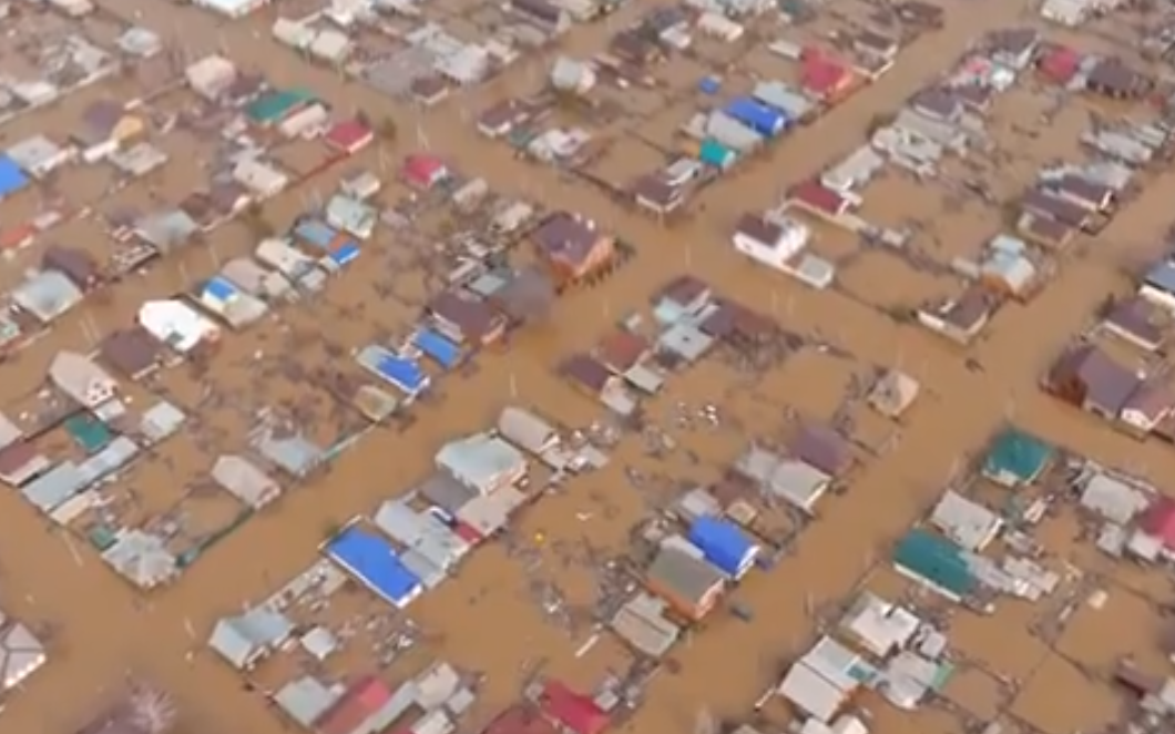 Peste 10.000 de clădiri rezidenţiale au fost inundate în regiunile fluviilor Ural şi Volga şi în Siberia occidentală/ Foto: @nexta_tv - X