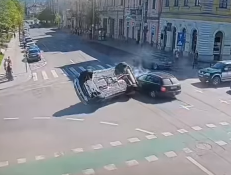 Cum s-a produs accidentul rutier din Piața Avram Iancu/Foto: Emil Boc Facebook.com