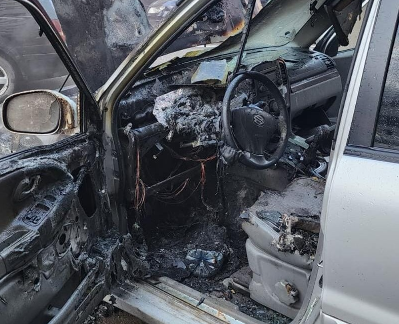 Mașină incendiată în Huedin. Trei bărbați