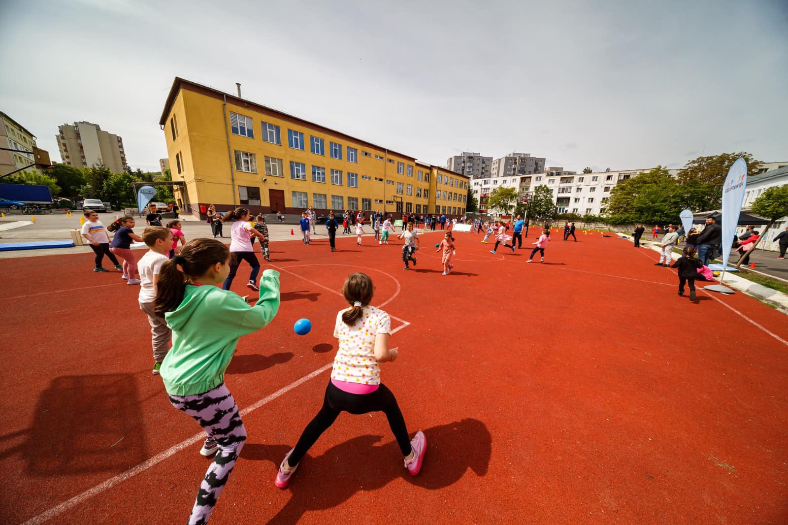 Elevii clujeni primesc bani pentru activități culturale și sportive. FOTO: Facebook/ Emil Boc