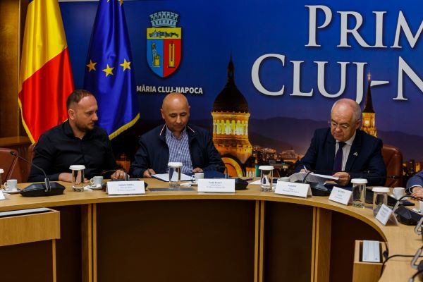 Miercuri a fost semnat contractul pentru realizarea CAV – Centrul de colectare cu aport voluntar al Primăriei Cluj-Napoca/ Foto: Emil Boc - Facebook