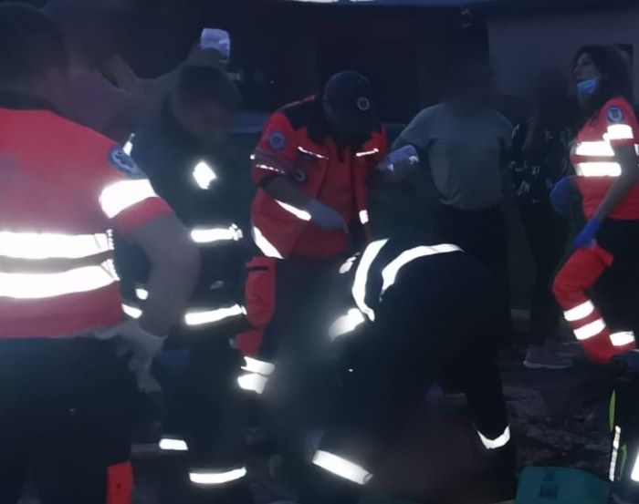 Un bărbat a ajuns în stare critică la spital după ce a fost strivit de o placă de beton/ Foto: ISU Cluj