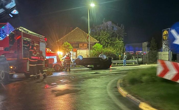 O mașină a ajuns cu roțile în sus vineri dimineața pe strada Avram Iancu din Florești/ Foto: monitorulcj.ro