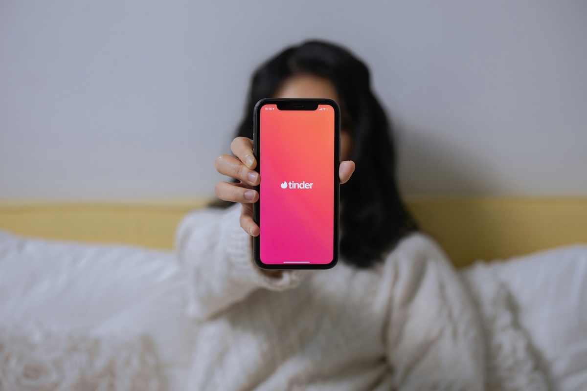 Aplicația Tinder pe telefon