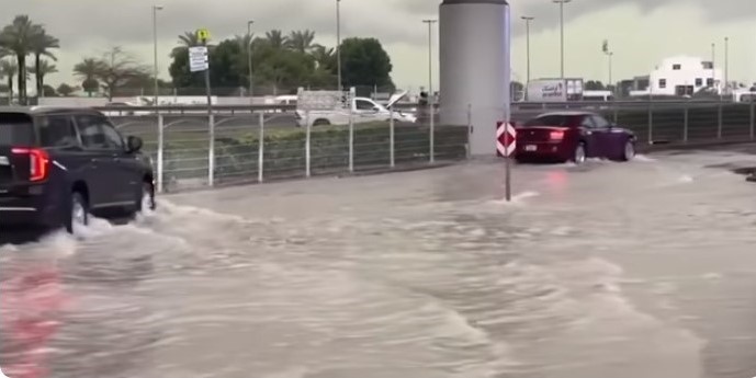 Unul dintre grupurile de români blocați în Aeroportul Internațional Dubai a revenit în țară/Foto: Guardian News youtube.com