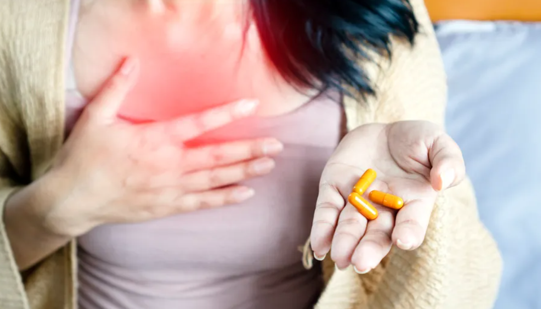 Zece medicamente care produc arsuri la stomac. Românii le iau ca pe bomboane!
