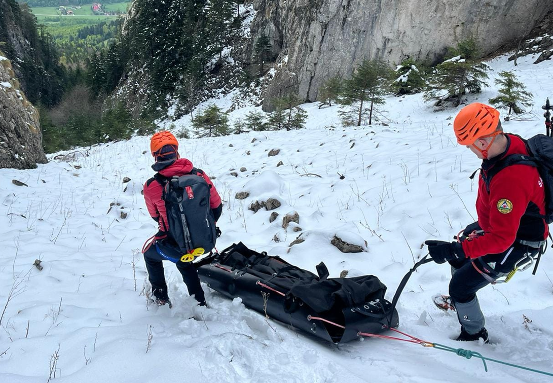 Intervenție Salvamont pentru recuperarea trupului unui cetățean american decedat în Piatra Craiului/Foto: Salvamont Romania-Dispeceratul National Salvamont Facebook.com