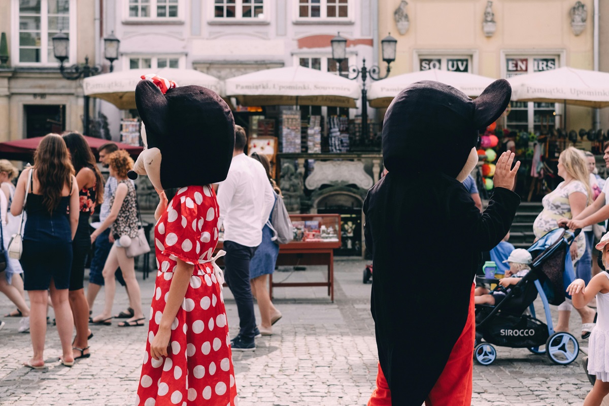 Un român deghizat în Mickey Mouse jefuia pe străzile din Bologna. Foto: pexels.com