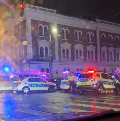 Un bărbat care a trecut pe roşu în zona Bulevardului Eroilor a fost acroşat de două autoturisme/Foto: Info Trafic Cluj-Napoca – Facebook