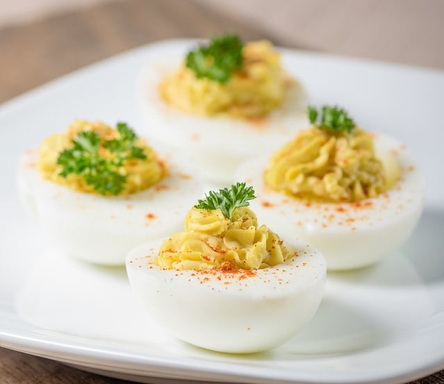 Ouă umplute: aperitive gustoase și ușor de pregătit pentru masa de Paşte/Foto: savoriurbane.com