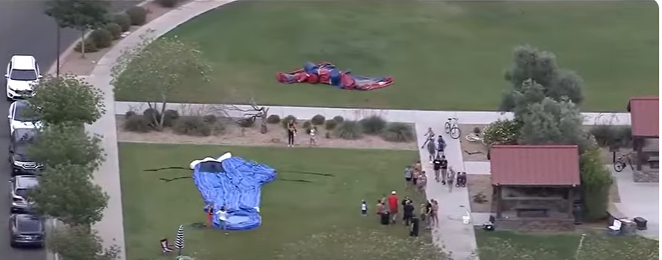 Un copil de 2 ani a murit după ce o casă gonflabilă a fost spulberată de vânt. Sursă: video CBS Evening News