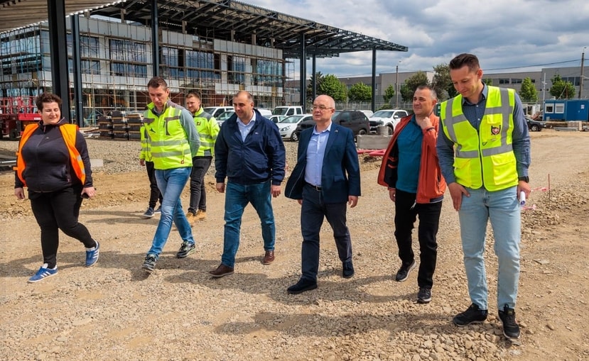 Emil Boc a verificat lucrările de la Park & Ride-ul de la Aeroport: „ Sunt realizate în proporție de 50%” Sursă foto: Facebook/ Emil Boc