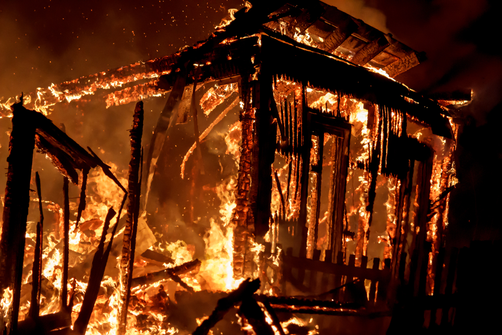 Femeie arestată după ce a dat foc locuinţei vecinului în noaptea de Paşte/Foto: depositphotos.com