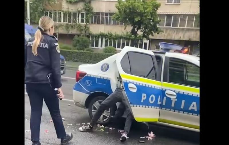 Bărbat imobilizat de polițiști pentru comportament agresiv/Foto: Info Trafic Cluj-Napoca Facebook.com