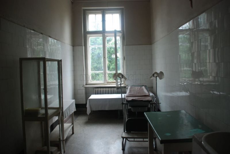 Sistemul „medical” românesc se laudă cu spitale precum cel din imagine. Așa arătau sălile de tratament ale Spitalului din Mociu (jud. Cluj) închis în 2008 și redeschis electoral în 2015/ Foto: arhivă monitorulcj.ro