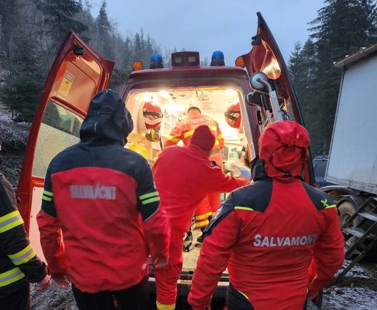 O femeie în vârstă de 50 de ani a căzut în gol aproximativ 30 de metri şi este inconştientă