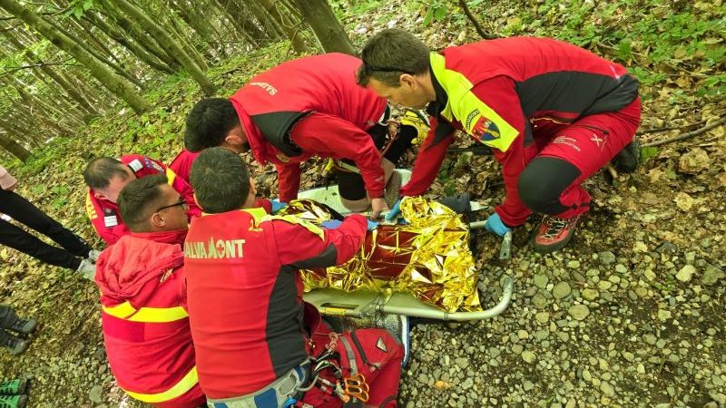 Un băiat de nouă ani care a suferit o plagă tăiată în timpul unei excursii în Munţii Gutâi a fost recuperat şi transportat de salvamontişti/ Foto: Salvamont Maramures - Facebook
