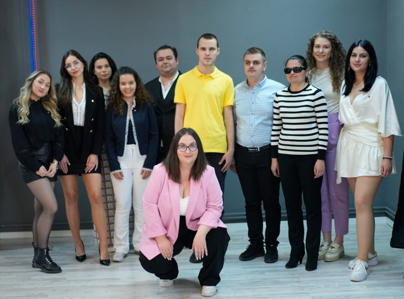 Eveniment caritabil pentru elevii liceului cu deficiențe de vedere din Cluj-Napoca. Sursă foto: Organizatori