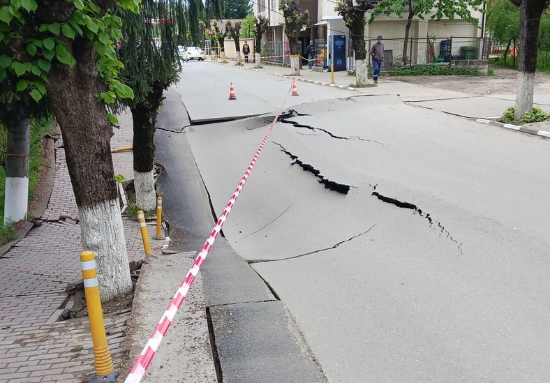Persoanele evacuate în urma surpării unei porţiunii a străzii din oraşul prahovean Slănic se pot întoarce acasă. Sursă foto: Facebook/ DSU