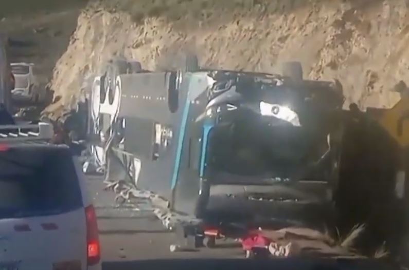 Un autobuz cu 40 de pasageri a căzut într-o prăpastie