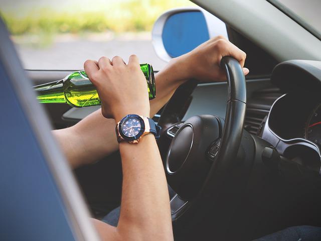 Pericol public pe patru roți! Un bărbat a fost prins cu alcoolemie de peste 1 la mie. Sursă foto: Pixabay.com