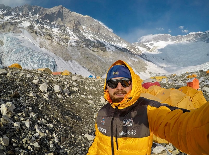 Un român din județul Hunedoara a atins norii cu mâna! A cucerit vârful Everest. Sursă foto: Facebook/  Adrian Ahriţculesei
