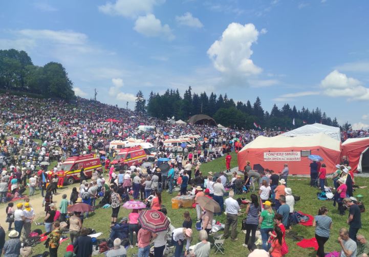Se fac ultimele pregătiri pentru procesiunea de Rusaliile Catolice de la Şumuleu Ciuc. Sursă foto: ISU Harghita