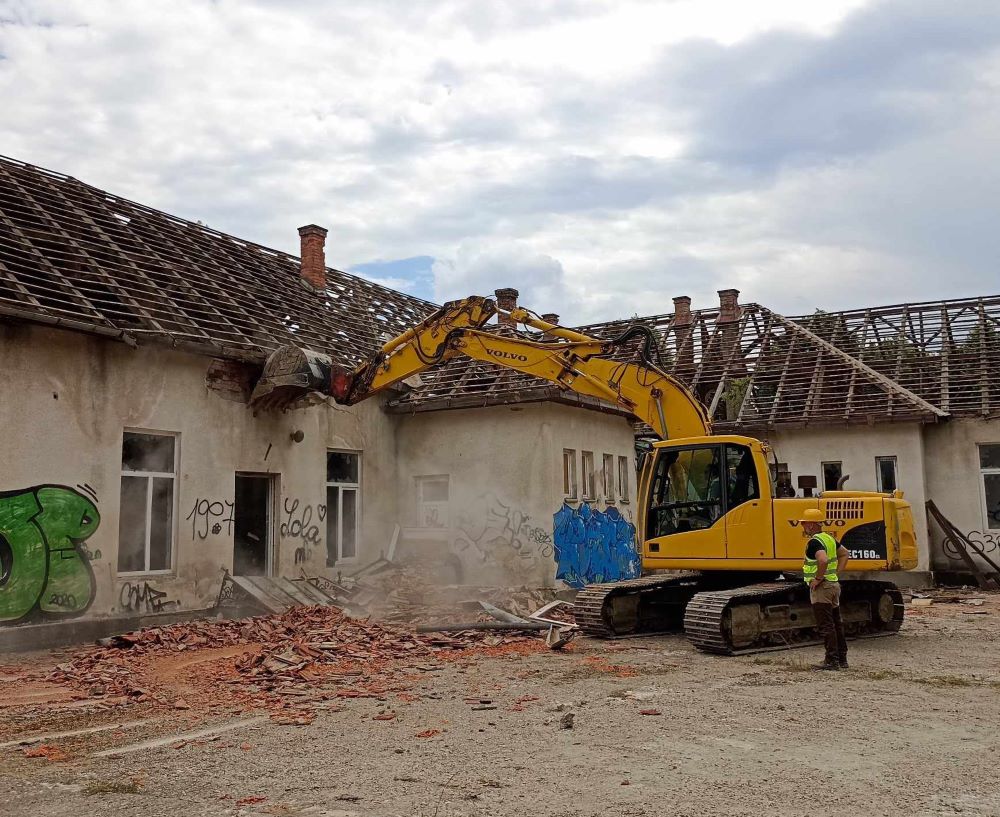 Demolarea vechii clădiri pentru realizarea Centrului dedicat vârstnicilor/ Foto: Oleg Ghilas - monitorulcj.ro