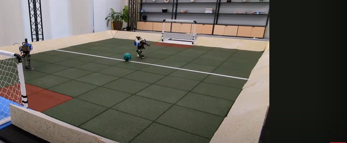 Mini-fotbaliști roboți sunt antrenați cu AI. Sursă: captură Focus.it / Youtube
