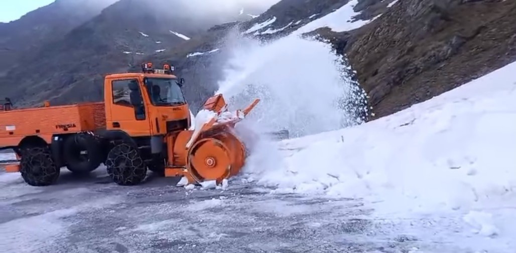 Continuă deszăpezirea pe Transfăgărășan/Foto: DRDP Brașov - captură video Facebook