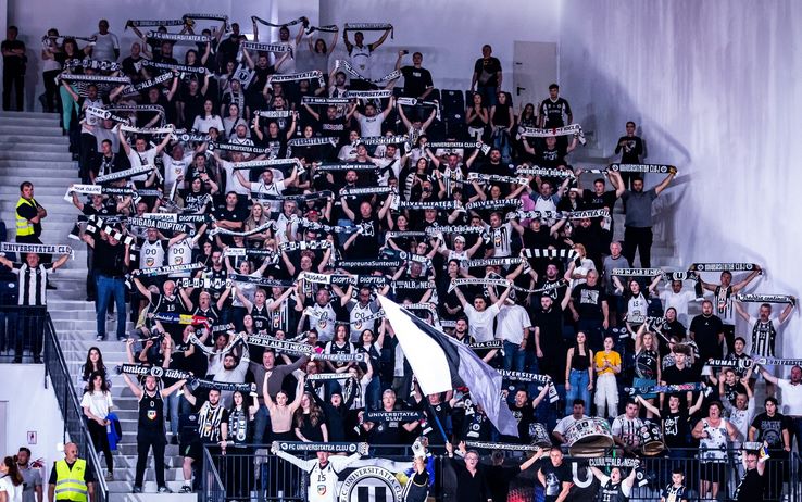 U-BT Cluj luptă cu CSM CSU Oradea cu trofeul pe masă! Meci de infarct pe BT Arena.  Sursă foto: Facebook/ U-BT Cluj
