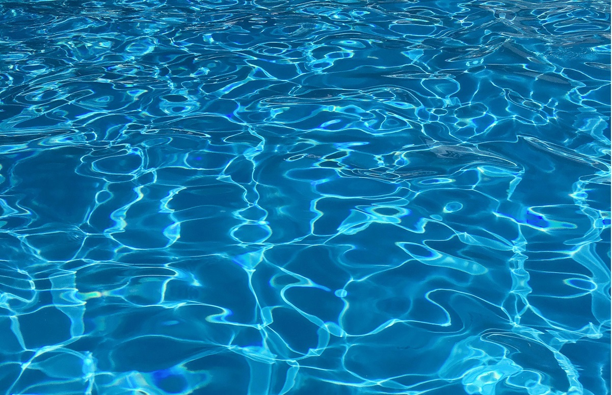 Vara perfecta. Salariu de 100.000 de dolari pentru a te relaxa și a te filma înotând în piscine. Foto: pexels.com