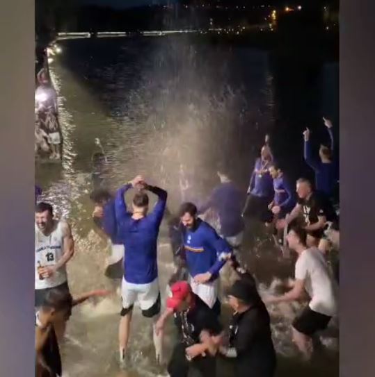 Jucătorii U-BT Cluj-Napoca au făcut baie în Someș