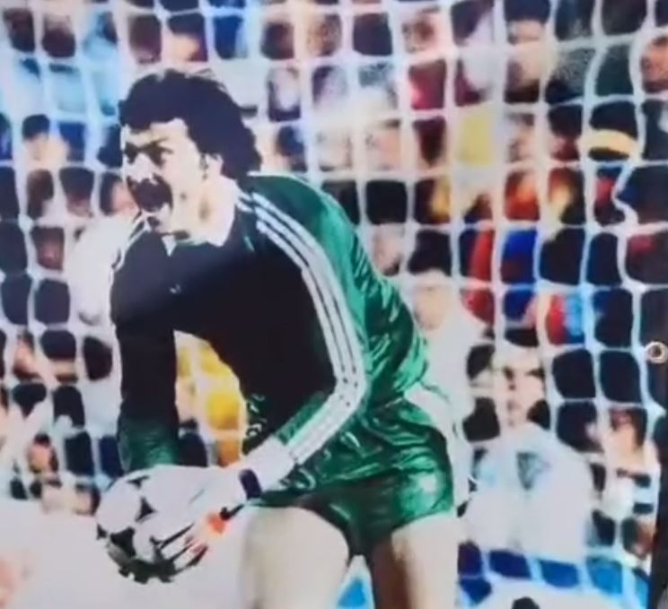 O minge şi două tricouri semnate de renumiți fotbaliști români