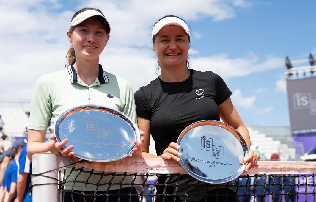 Monica Niculescu şi Cristina Bucşa au câştigat titlul în proba de dublu la Strasbourg/Foto: Internationaux de Strasbourg Facebook.com