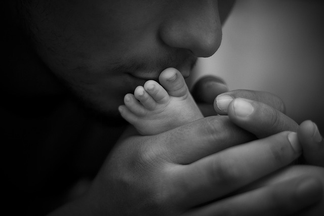 Concediul paternal se va acorda tuturor taţilor care au calitatea de salariat în baza unui contract de muncă sau a unui raport de muncă