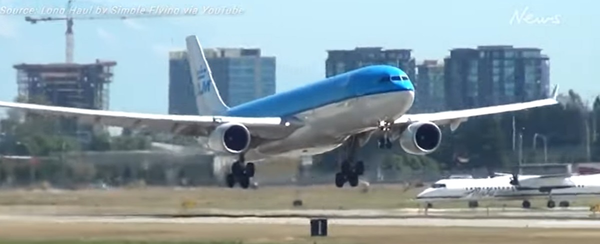 O persoană a murit aspirată de motorul unui avion. Foto: captură news.com.au