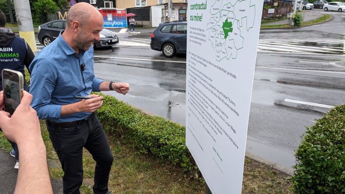 Semnarea contractului cu locuitorii din Gheorgheni/ Foto: echipa de campanie Sabin Sărmaș