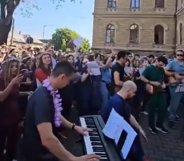 Absolvenții UMF Cluj duc tradiția serenadelor mai departe/Foto: Facebook - Cotun Cornelia