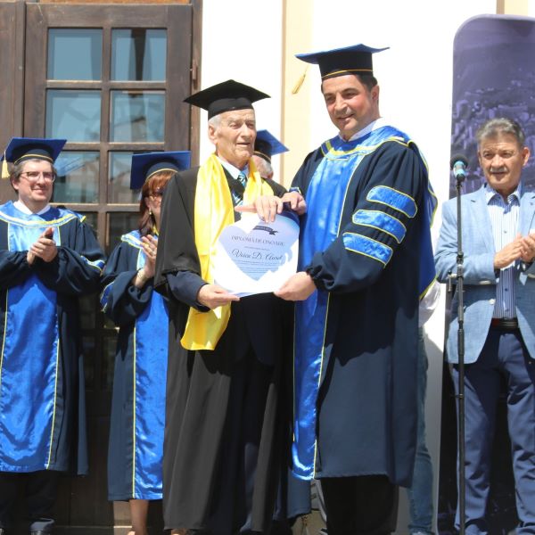 Cel mai vârstnic student din România a absolvit cursurile de masterat | Foto: Universitatea „1 Decembrie 1918” din Alba Iulia