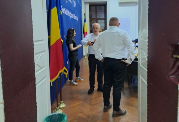 Emil Boc și Daniel Buda la sediul PNL