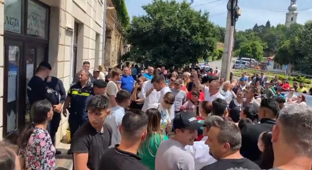 Localnicii au protestat în fața Primăriei Săcueni