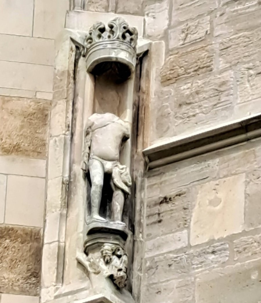 Care e adevărata poveste a statuii fără cap de pe Biserica „Sfântul Mihail”? | Foto: Levi Suto -Amintiri din Vechiul Cluj - Facebook